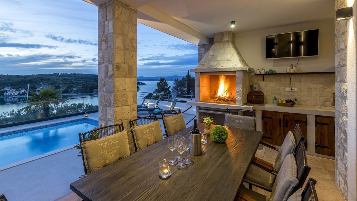 Villa moderna con vista mare