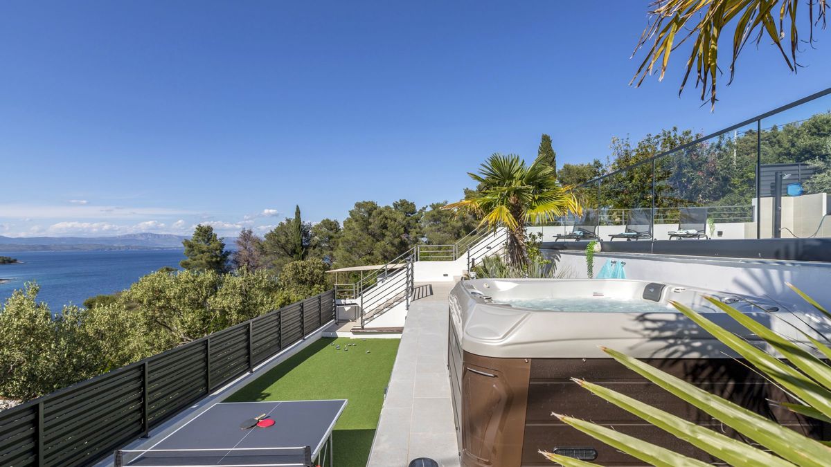 Villa moderna con vista mare