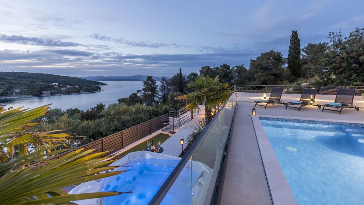 Villa moderna con vista mare