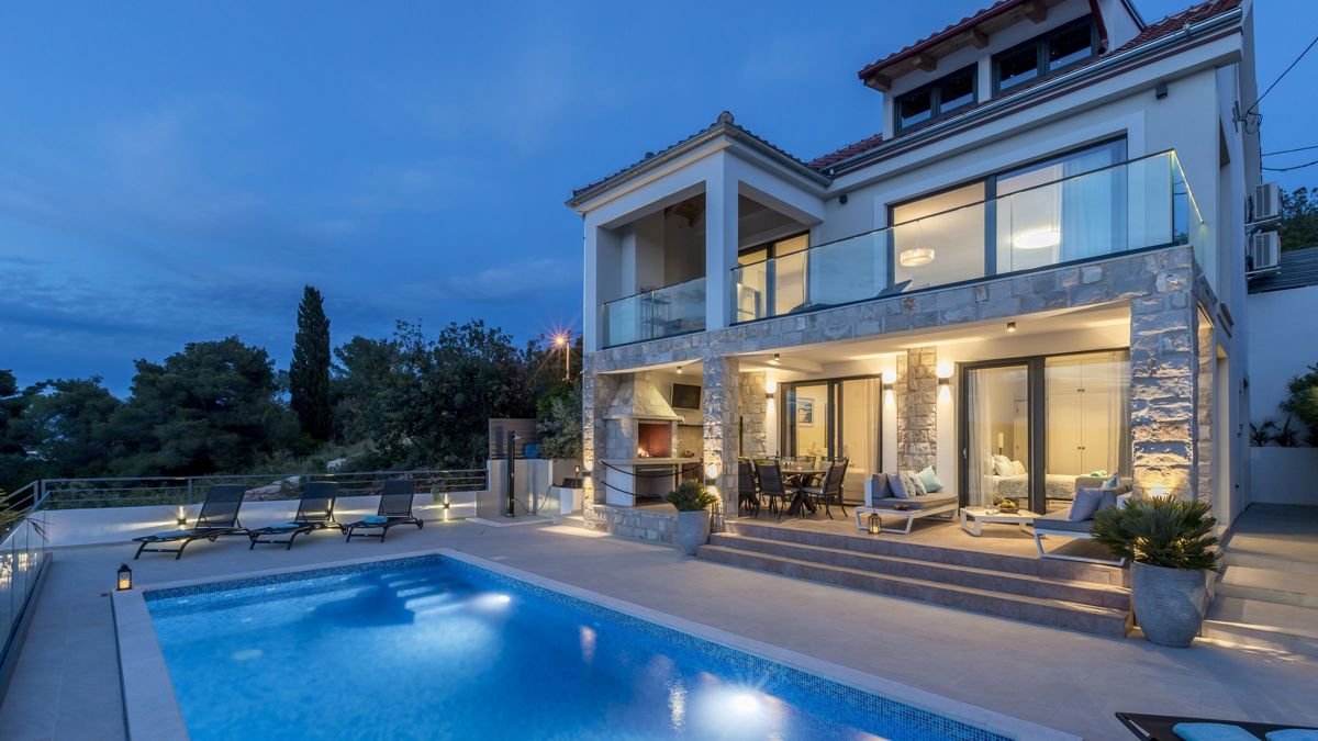 Villa moderna con vista mare