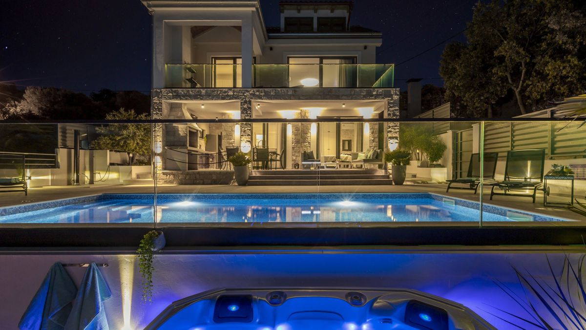 Villa moderna con vista mare