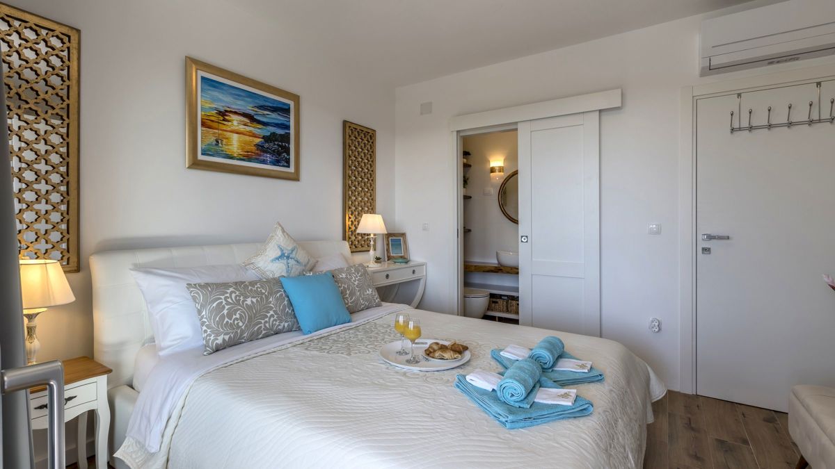 Villa moderna con vista mare