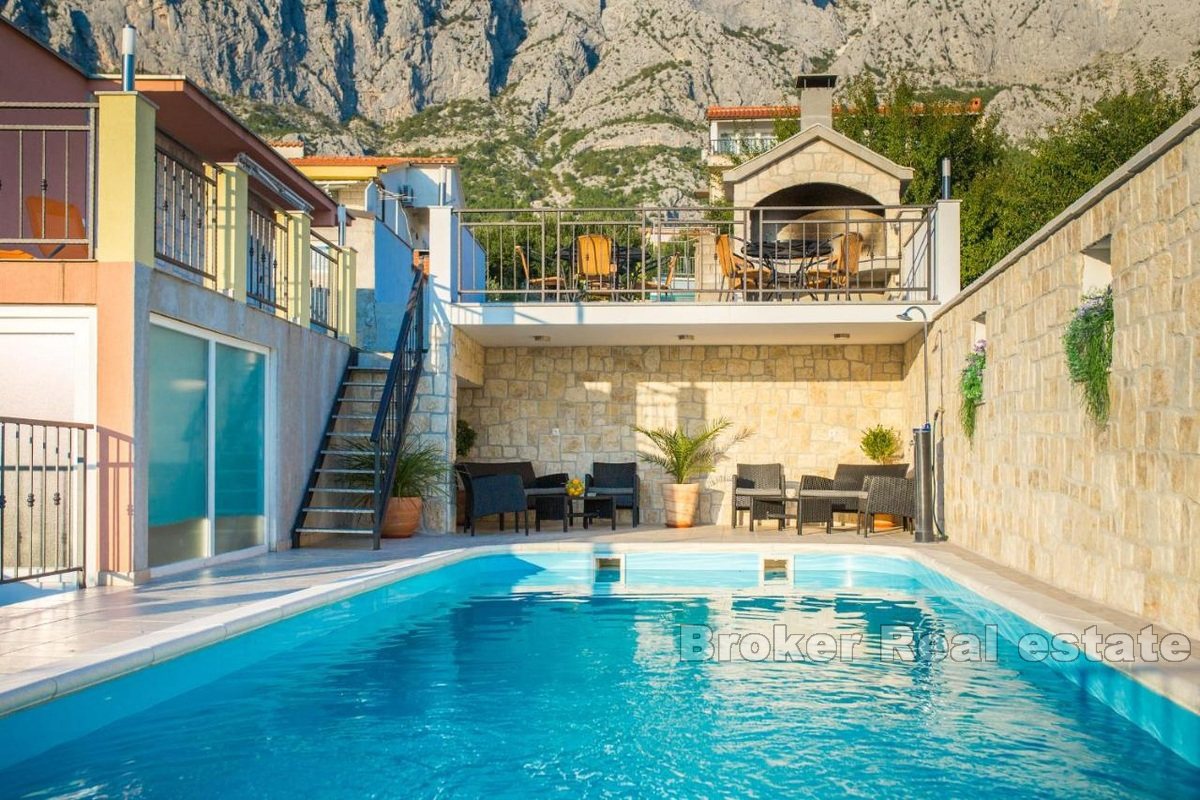 Casa con appartamenti con piscina