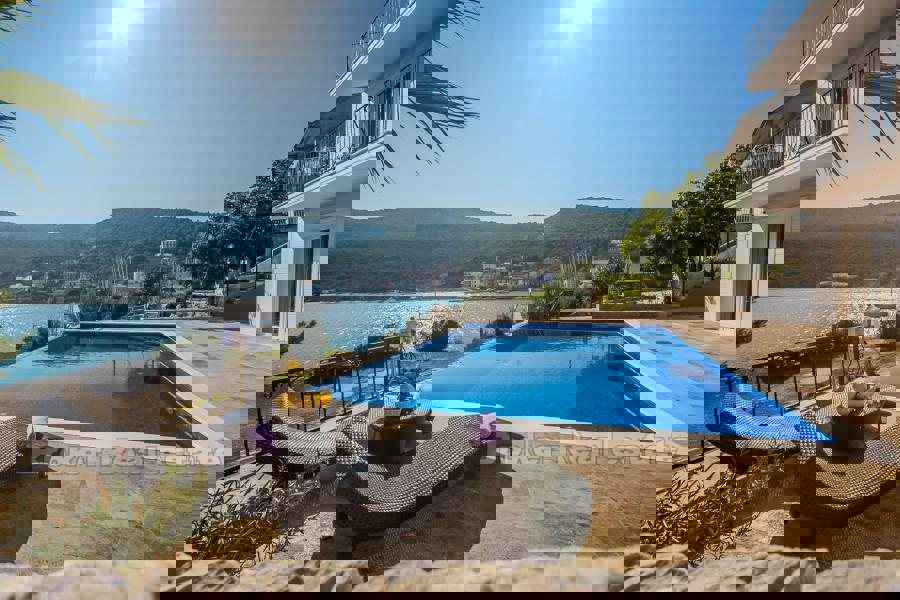 Villa cinque stelle, in vendita