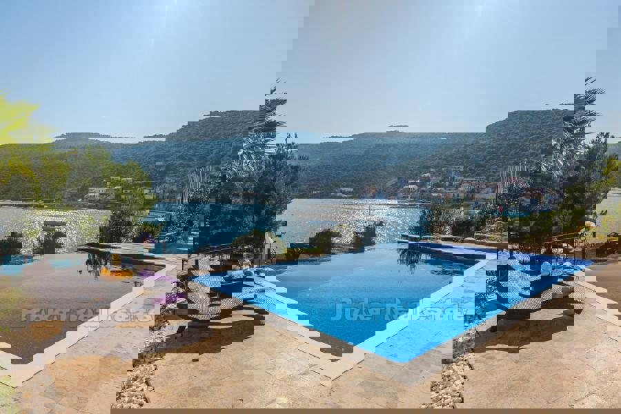 Villa cinque stelle, in vendita