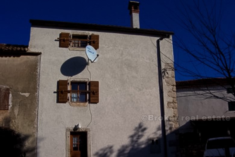 Casa su 3 piani, in vendita