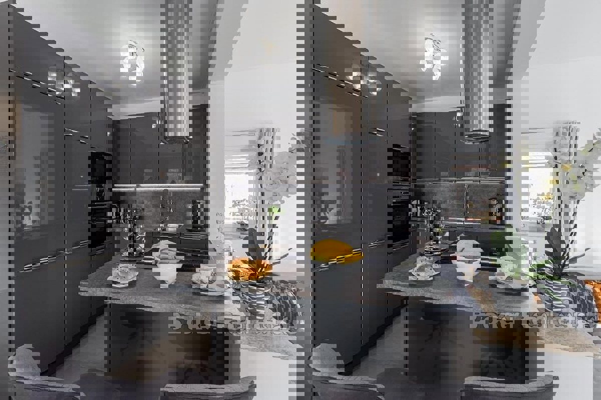 Una bellissima villa con piscina vicino al mare