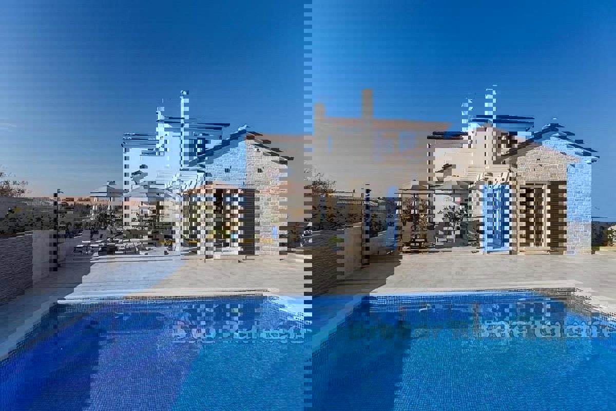 Una bellissima villa con piscina vicino al mare