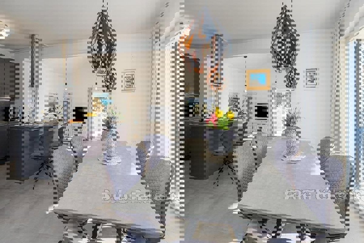 Una bellissima villa con piscina vicino al mare