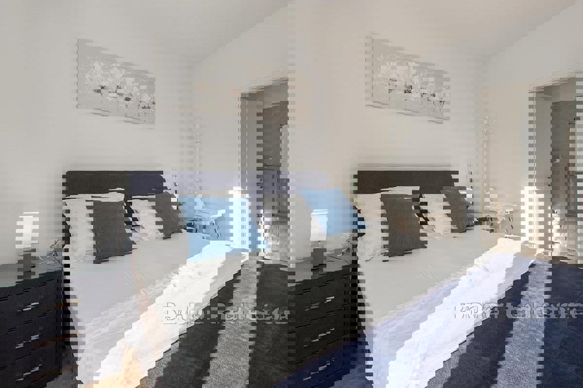 Una bellissima villa con piscina vicino al mare