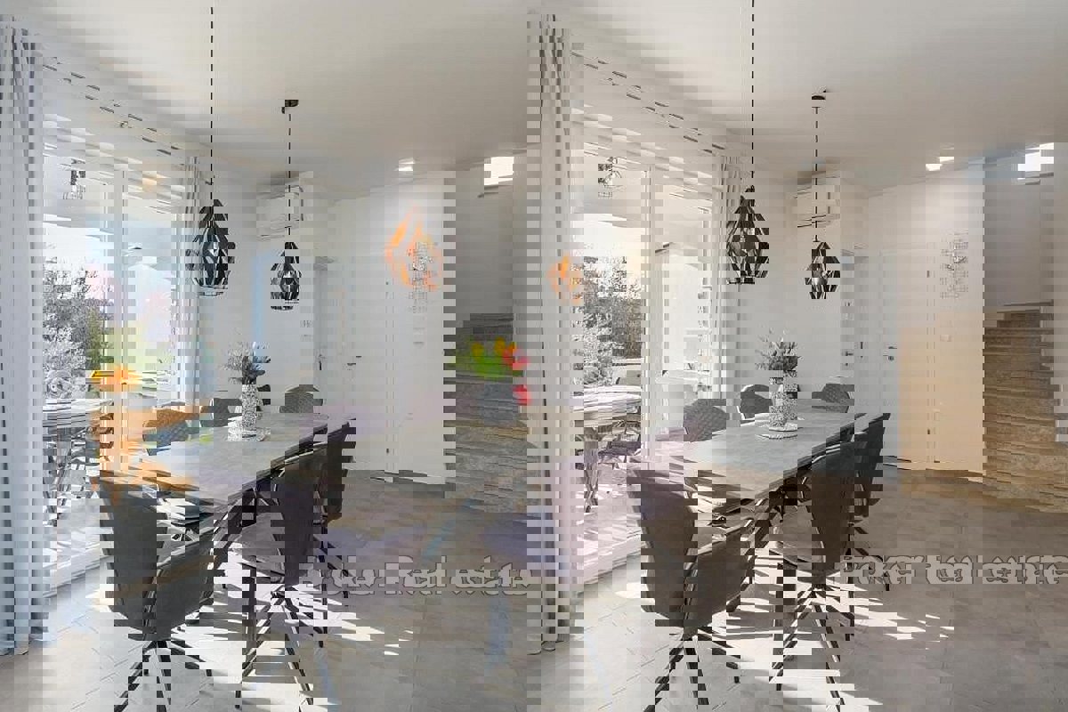 Una bellissima villa con piscina vicino al mare