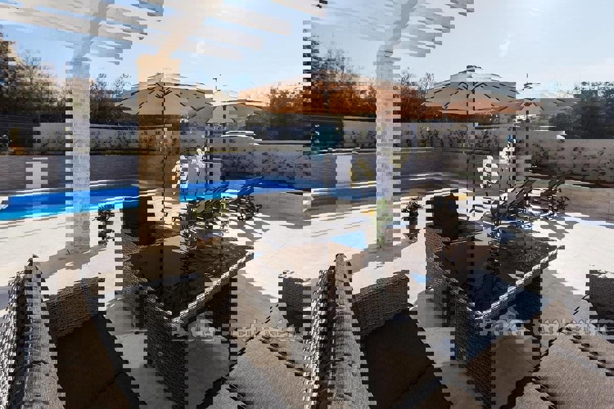 Una bellissima villa con piscina vicino al mare