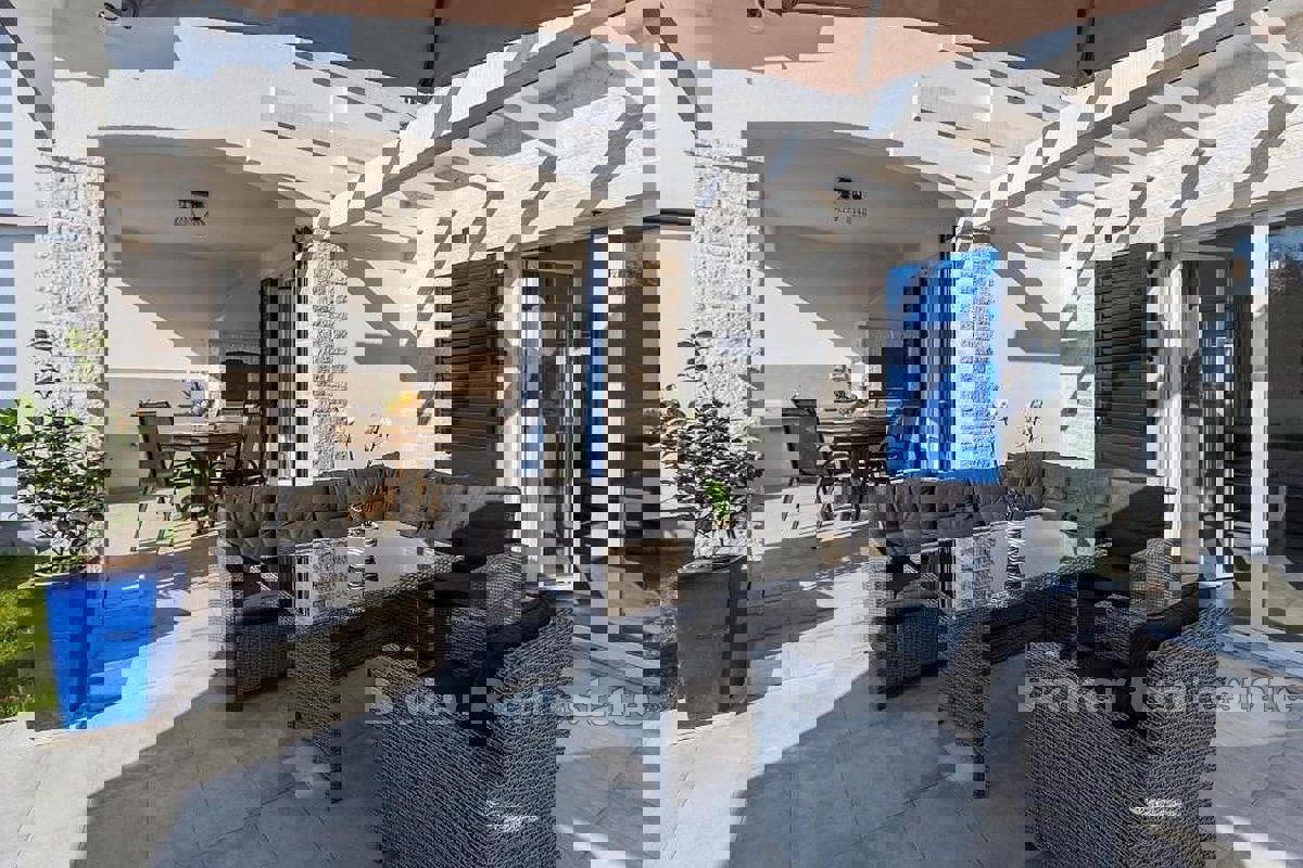 Una bellissima villa con piscina vicino al mare