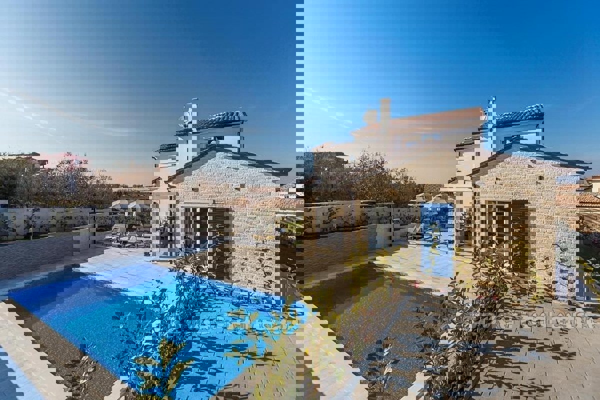 Una bellissima villa con piscina vicino al mare