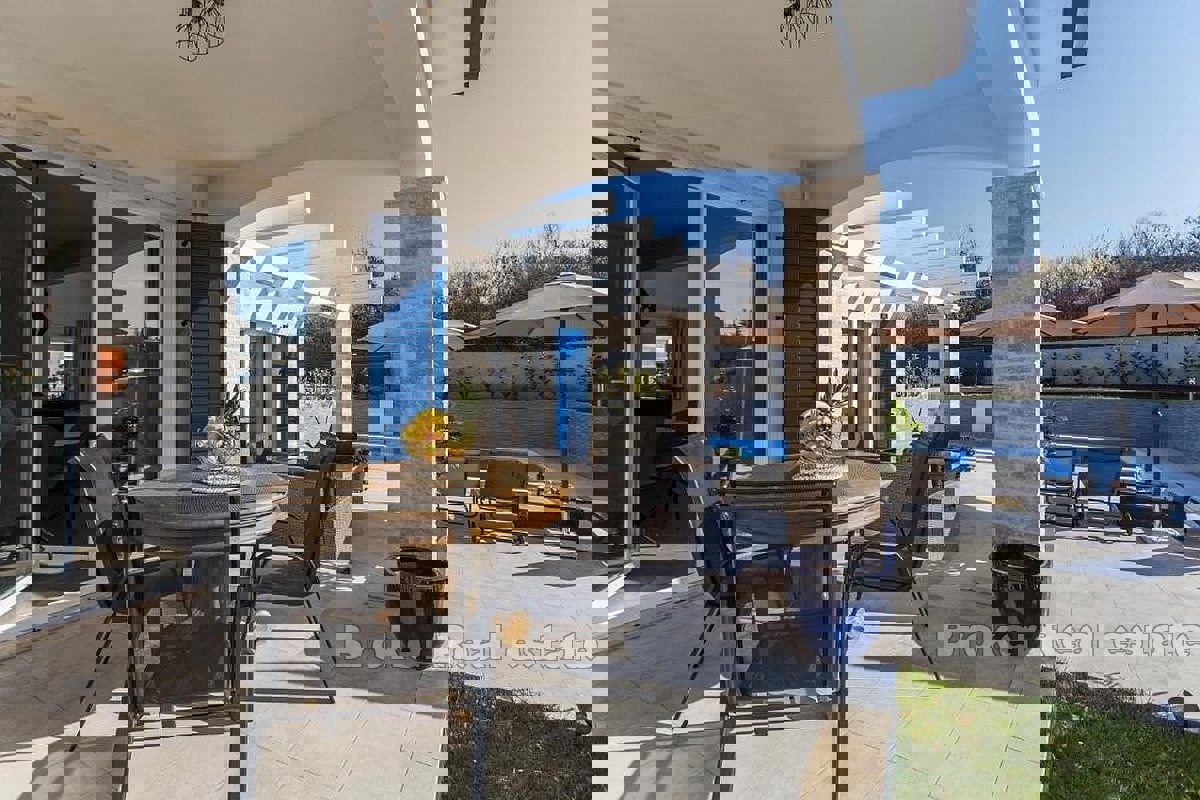 Una bellissima villa con piscina vicino al mare