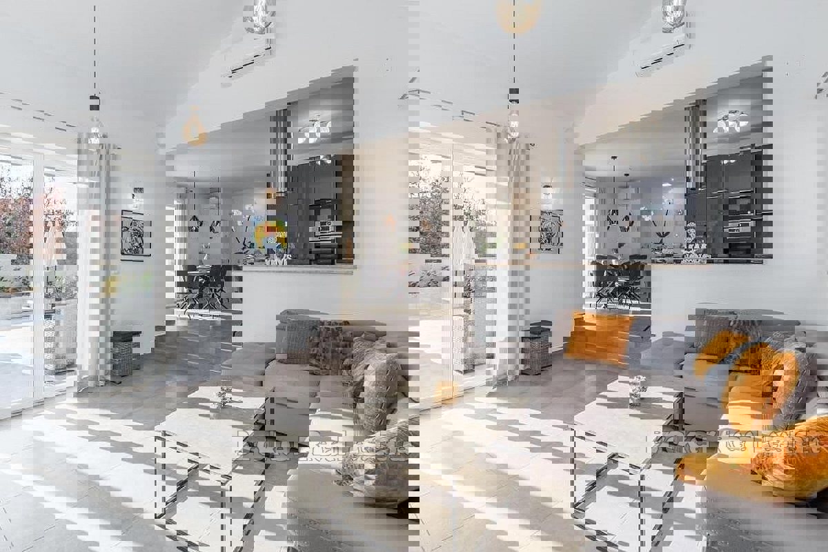 Una bellissima villa con piscina vicino al mare