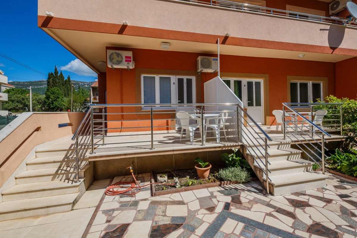 Casa con appartamenti in seconda fila dal mare a Kaštela