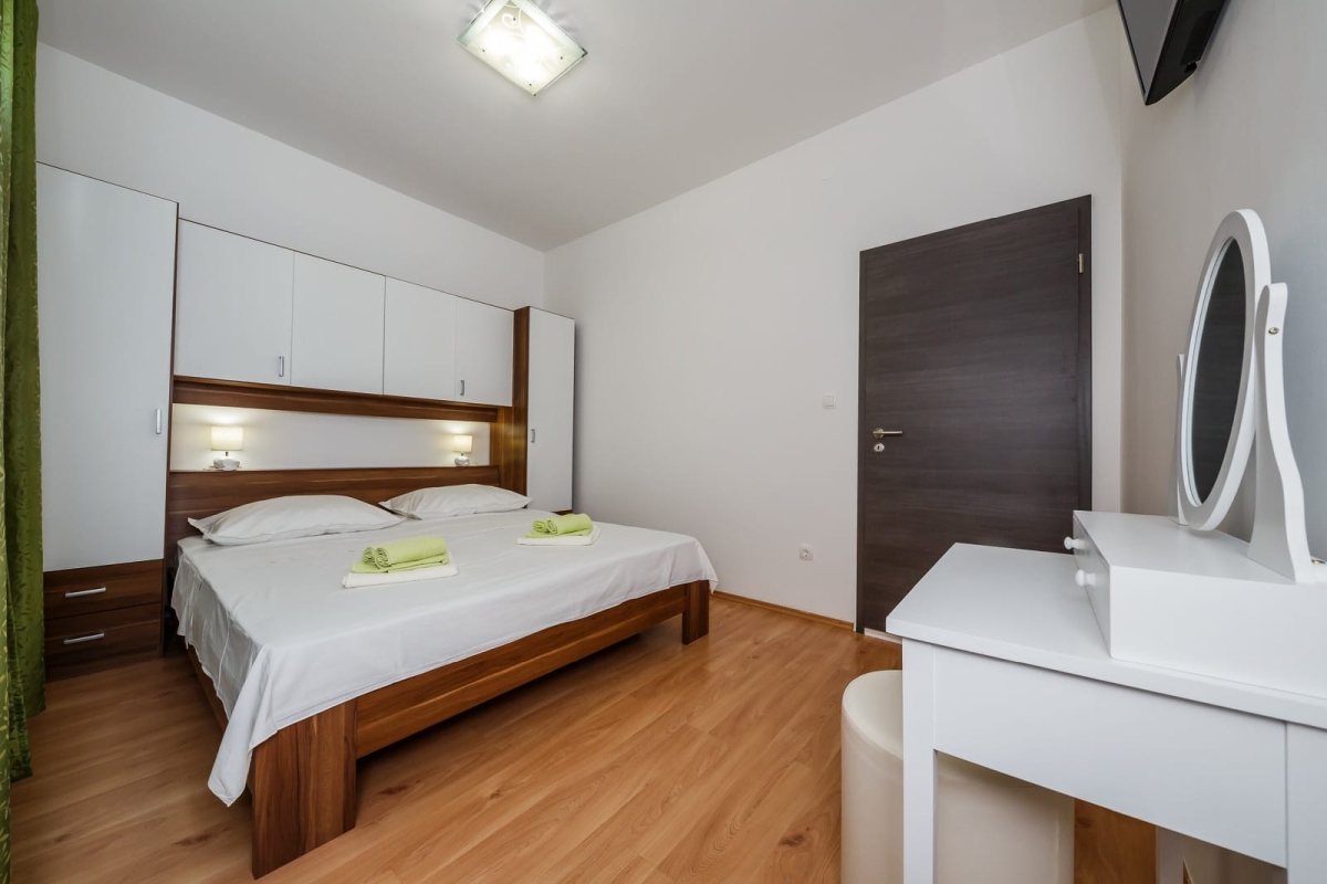Casa con appartamenti in seconda fila dal mare a Kaštela