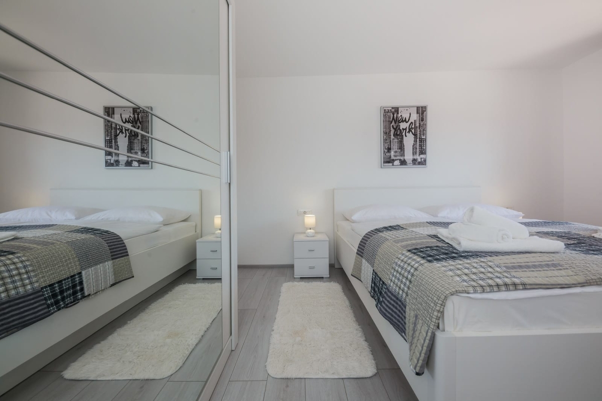 Casa con appartamenti in seconda fila dal mare a Kaštela