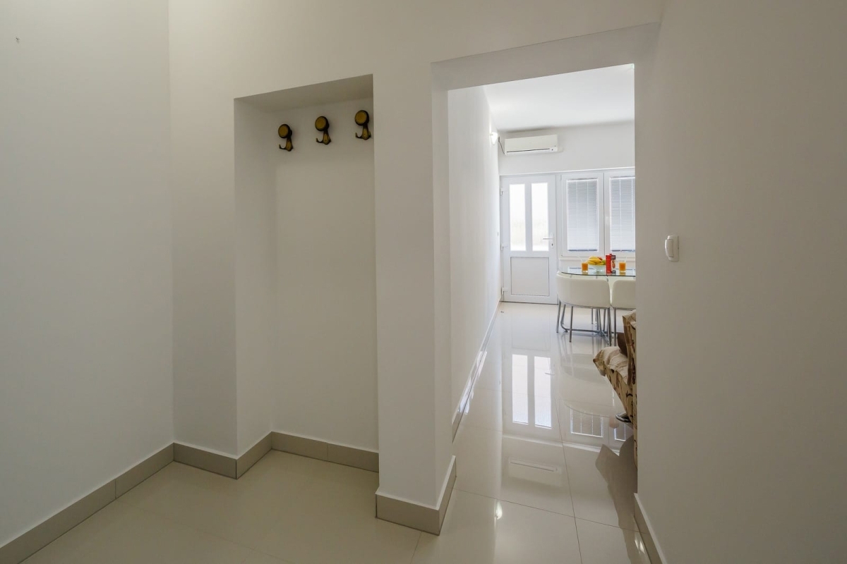 Casa con appartamenti in seconda fila dal mare a Kaštela