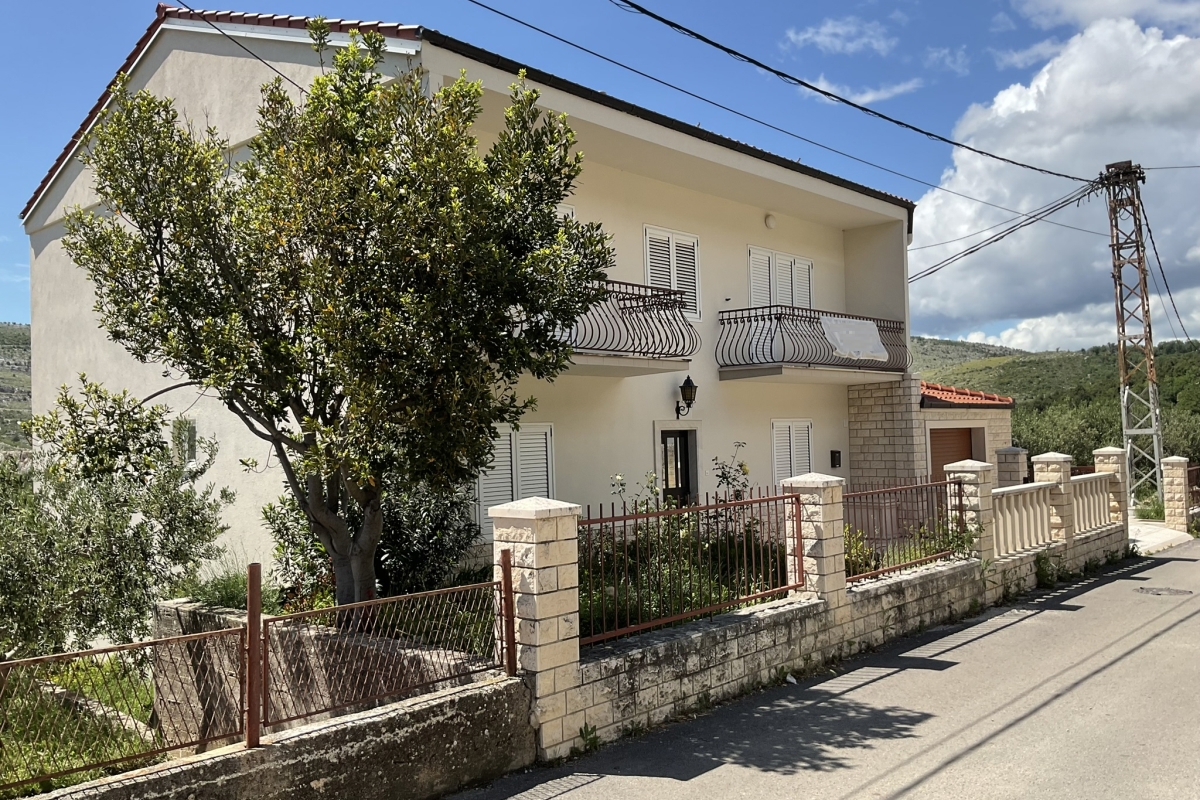 Casa unifamiliare con garage in un'oasi di pace