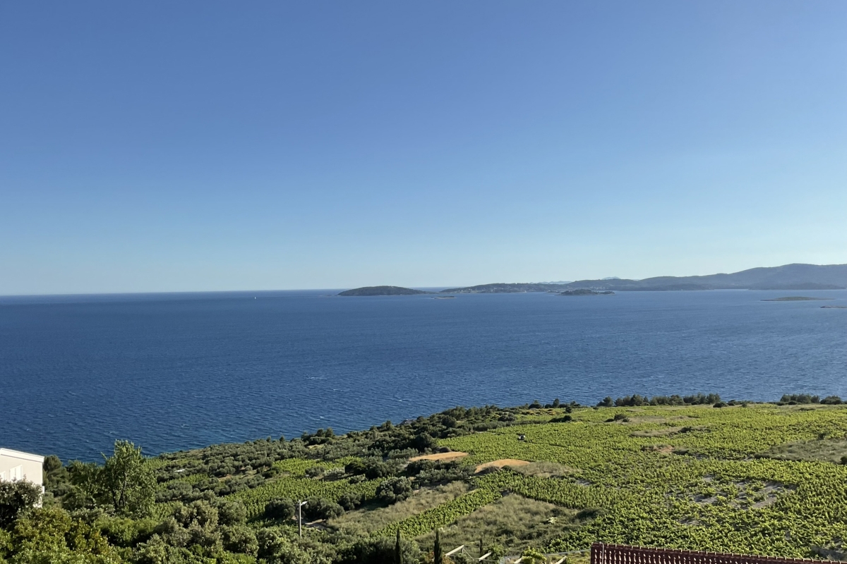 Moderna villa con piscina e spettacolare vista mare
