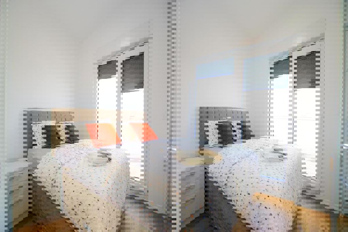 Appartamento con quattro camere da letto, terrazzo e garage, vicino al mare