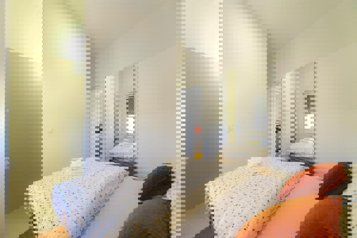 Appartamento con quattro camere da letto, terrazzo e garage, vicino al mare