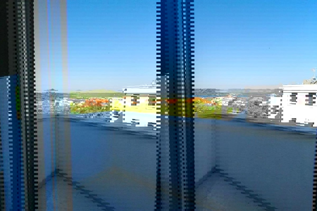 Appartamento con quattro camere da letto, terrazzo e garage, vicino al mare