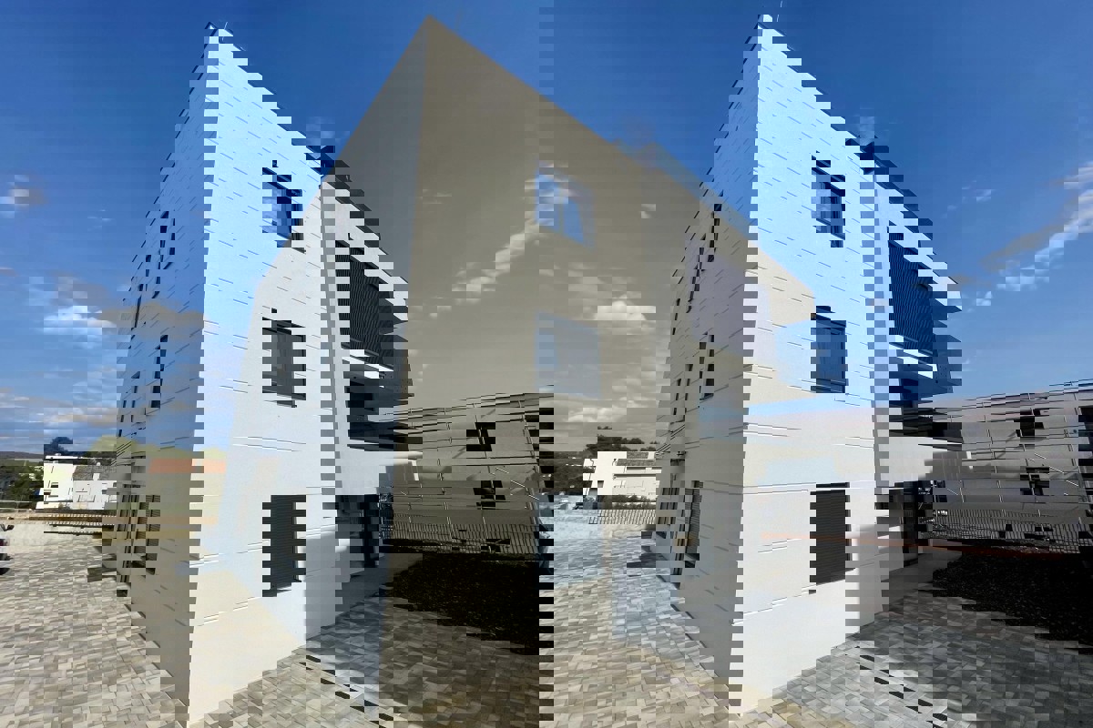 Moderno appartamento con giardino