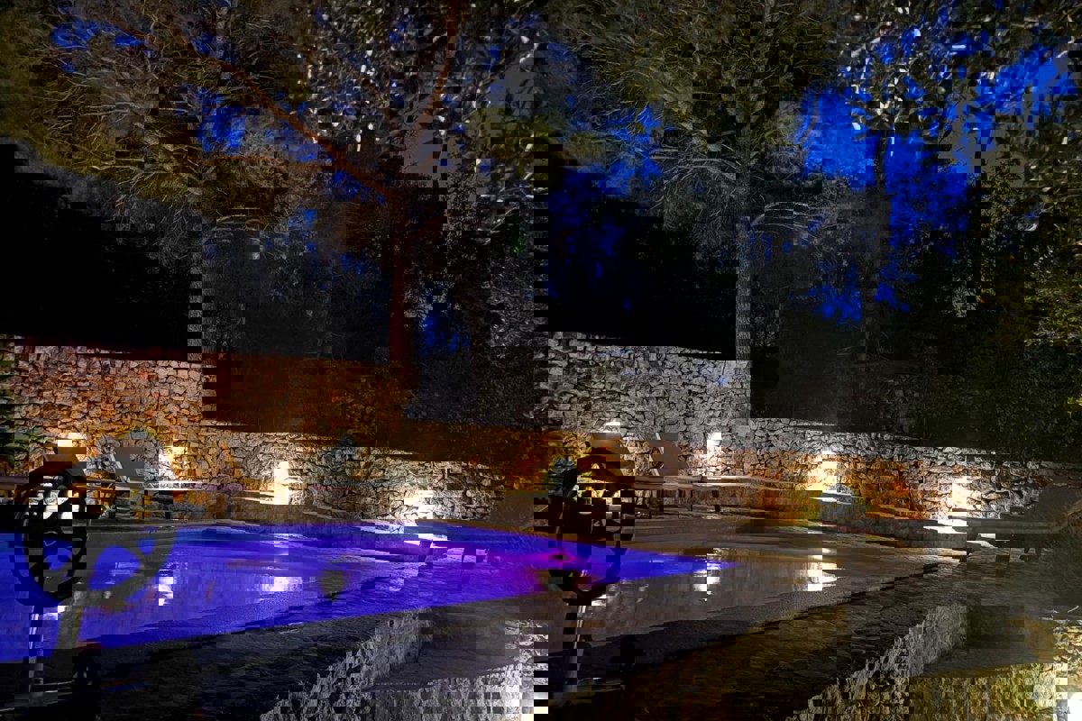 Splendida villa con piscina e vista mare sull'isola di Hvar