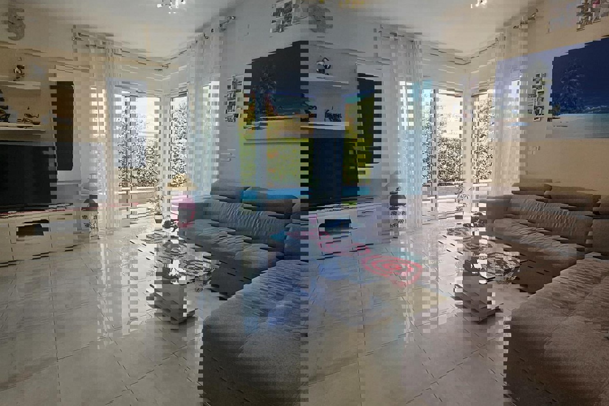 Appartamento su tre piani con piscina e terrazza panoramica