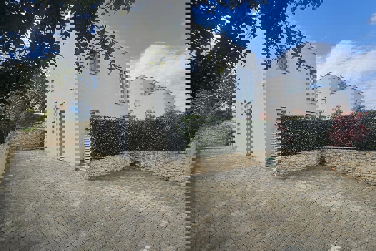 Appartamento su tre piani con piscina e terrazza panoramica