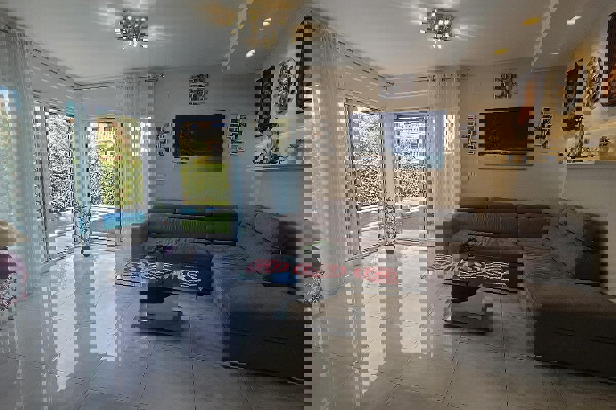 Appartamento su tre piani con piscina e terrazza panoramica