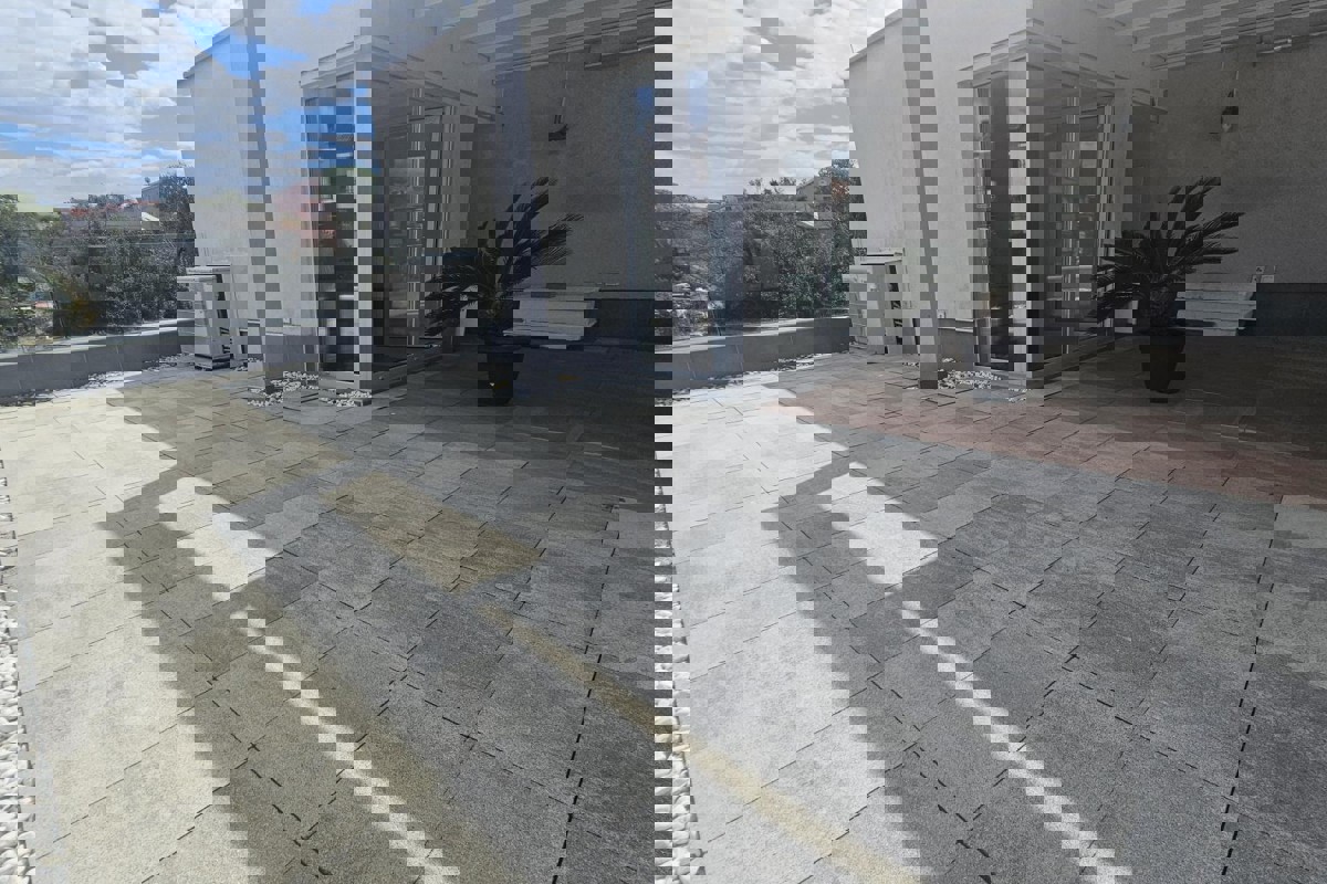 Appartamento su tre piani con piscina e terrazza panoramica