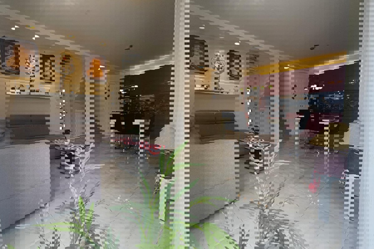 Appartamento su tre piani con piscina e terrazza panoramica