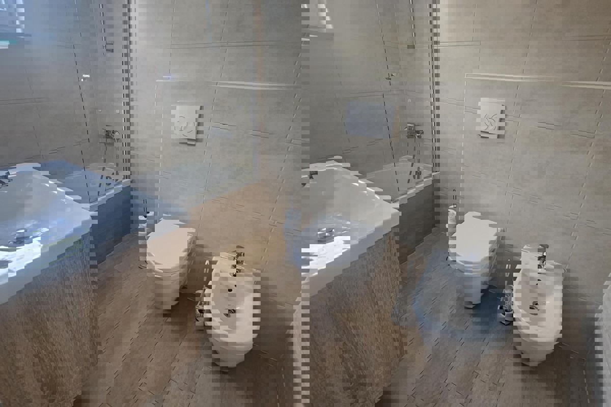 Appartamento su tre piani con piscina e terrazza panoramica