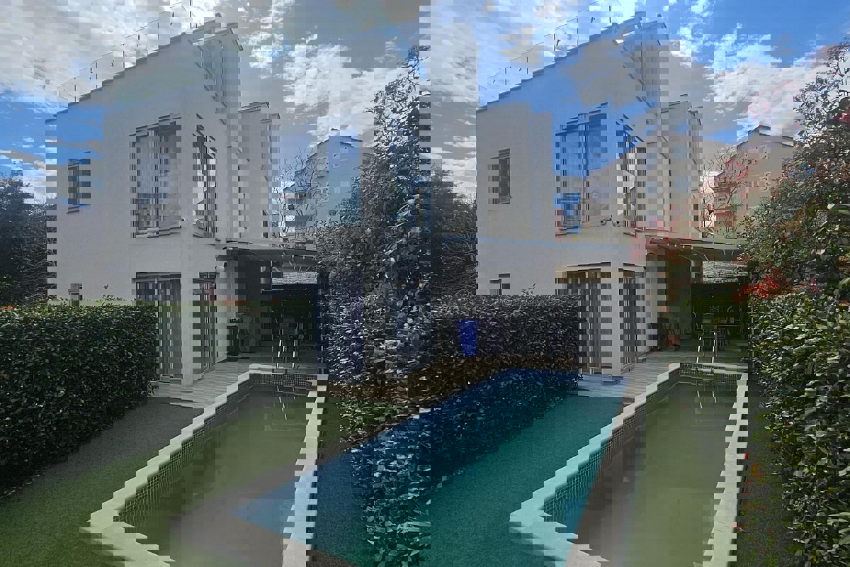 Appartamento su tre piani con piscina e terrazza panoramica