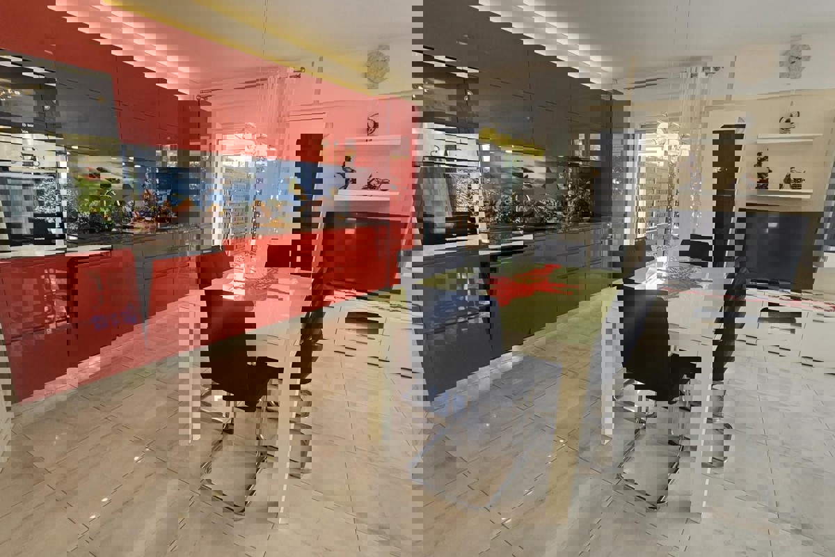 Appartamento su tre piani con piscina e terrazza panoramica