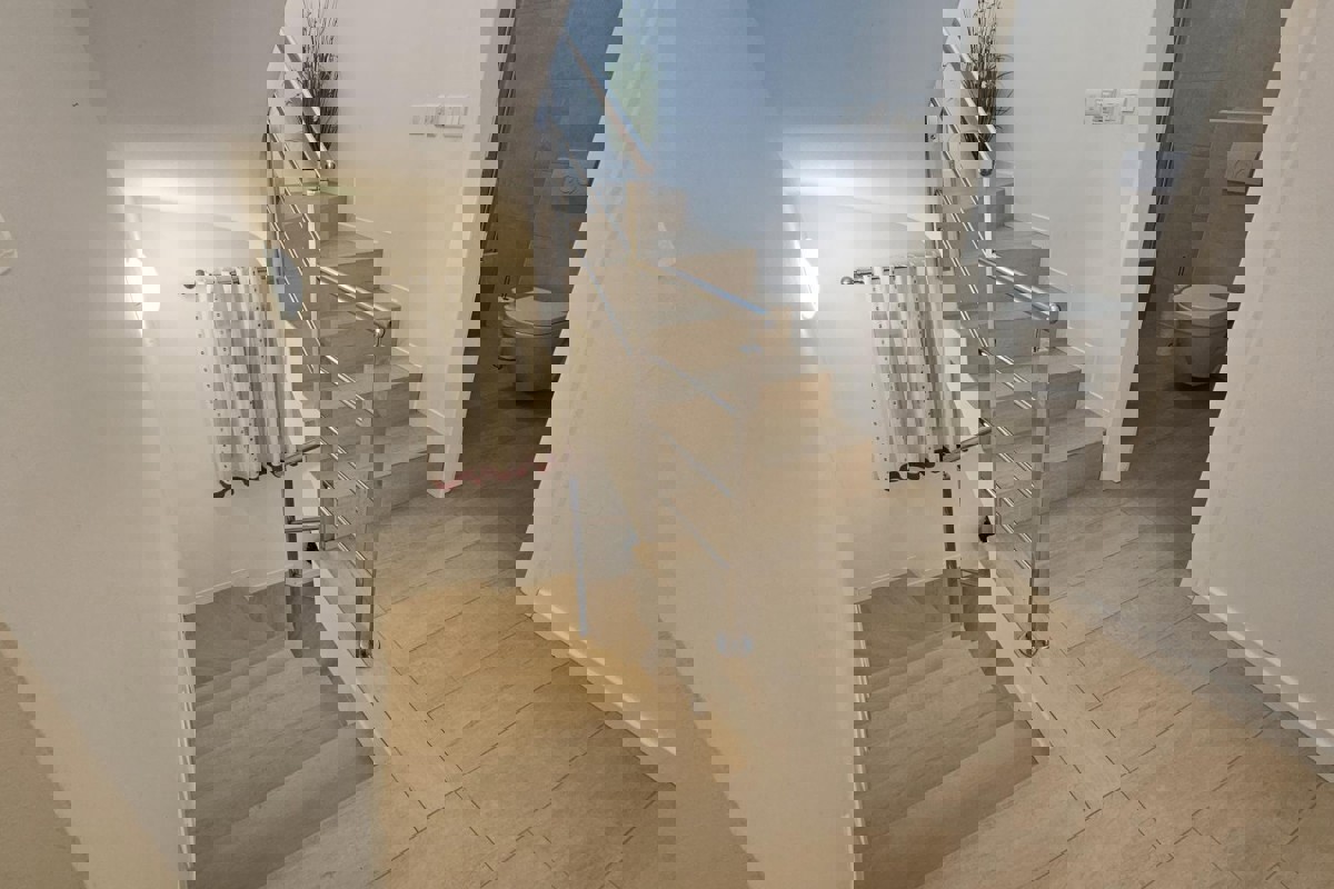 Appartamento su tre piani con piscina e terrazza panoramica