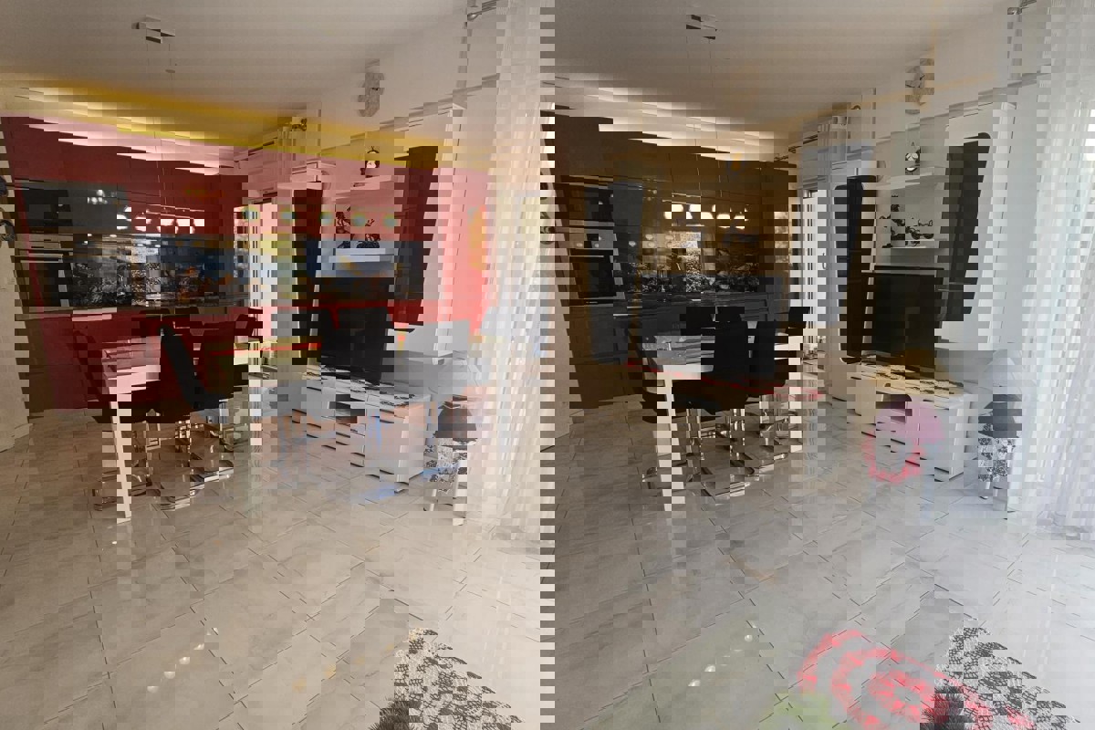 Appartamento su tre piani con piscina e terrazza panoramica