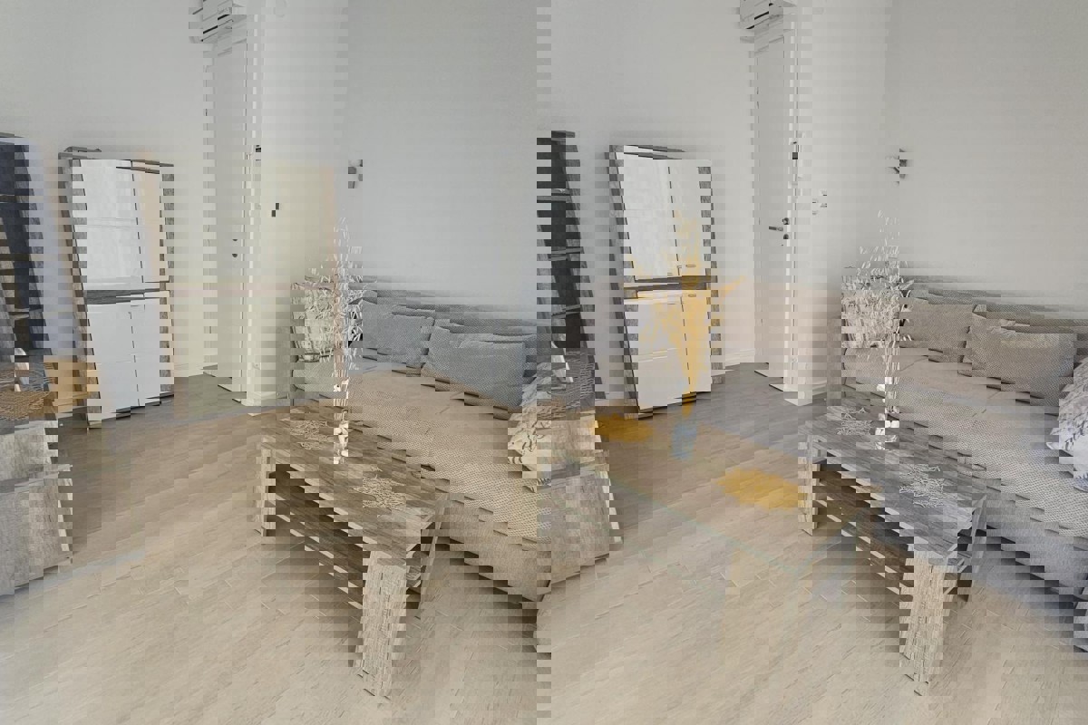 Appartamento su tre piani con piscina e terrazza panoramica