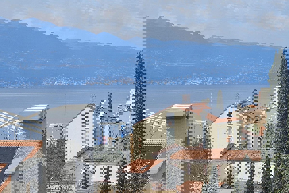 Appartamento su tre piani con piscina e terrazza panoramica