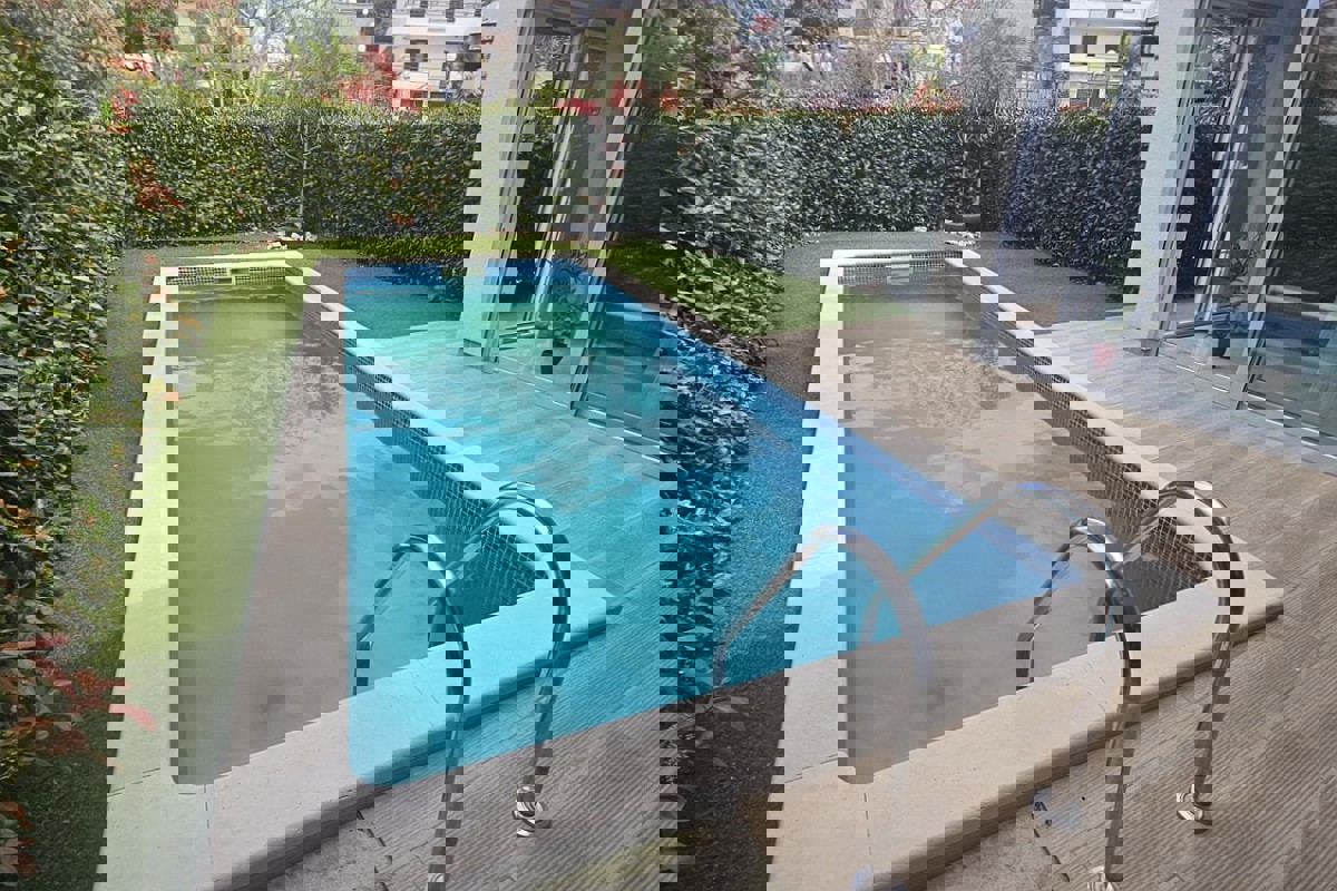 Appartamento su tre piani con piscina e terrazza panoramica