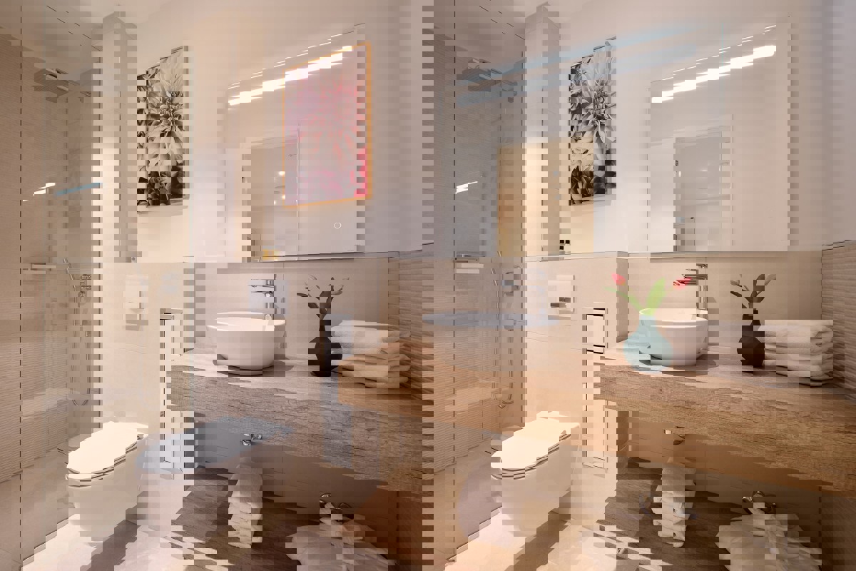 Elegante villa con piscina e vista mare