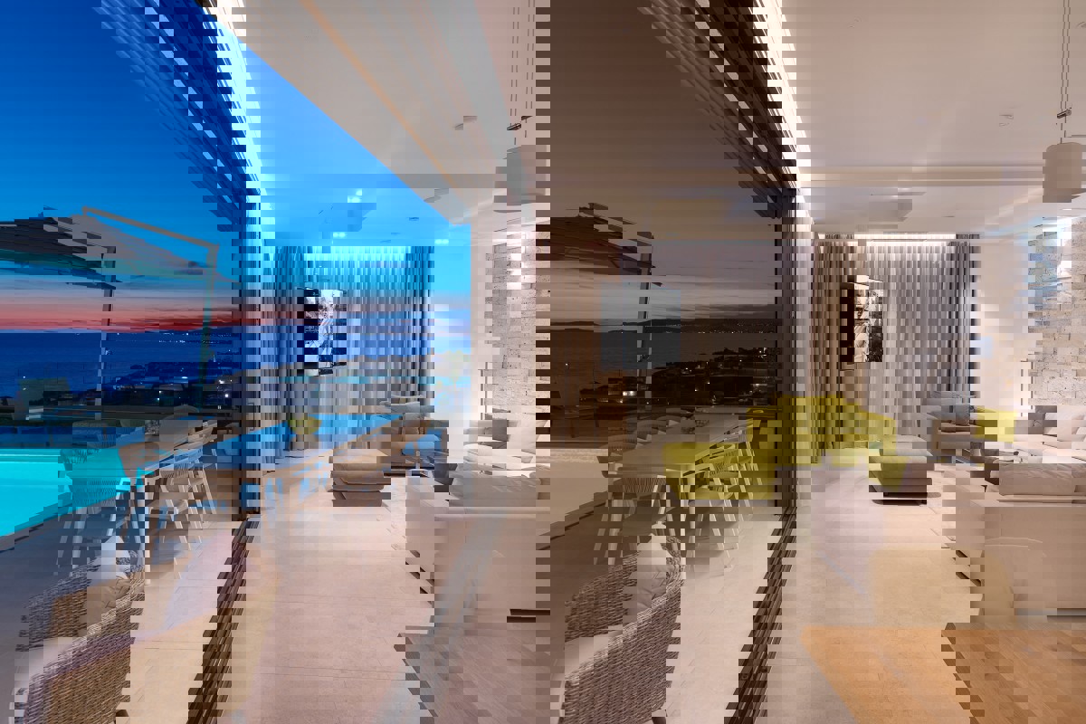 Elegante villa con piscina e vista mare