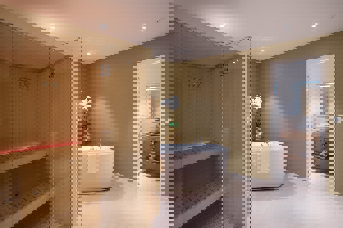 Elegante villa con piscina e vista mare