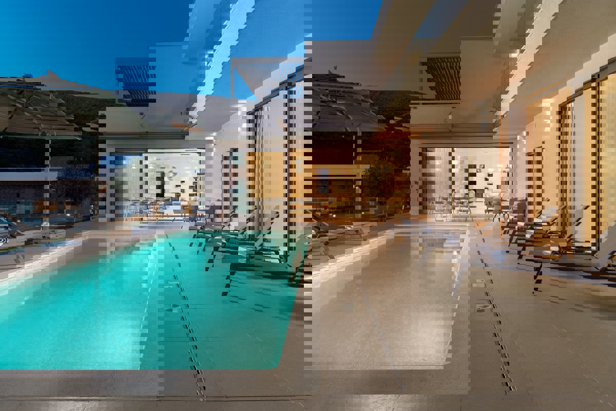 Elegante villa con piscina e vista mare