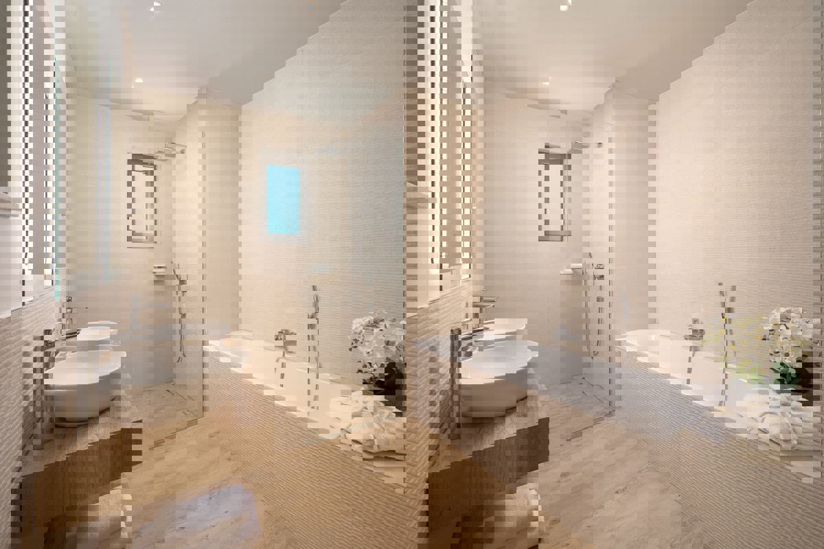 Elegante villa con piscina e vista mare