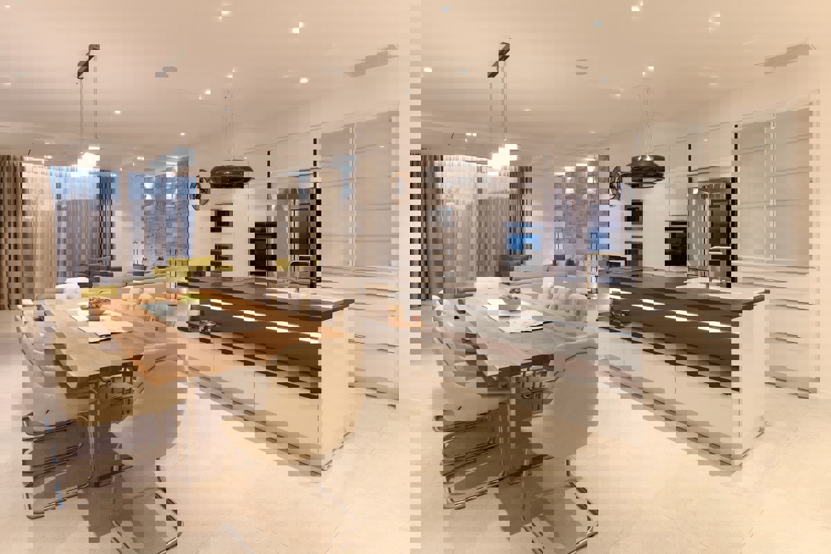 Elegante villa con piscina e vista mare